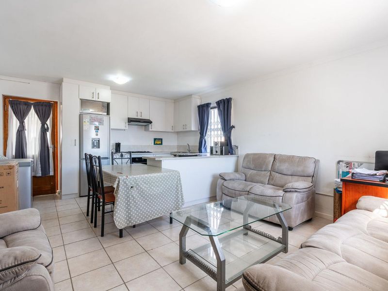 Three Bedroom Family Home - Photo 7