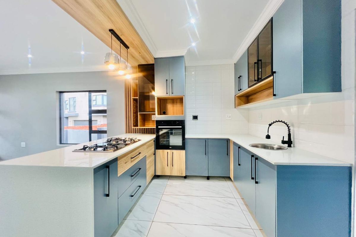 Brand-New Modern Family Home for sale - Photo 3