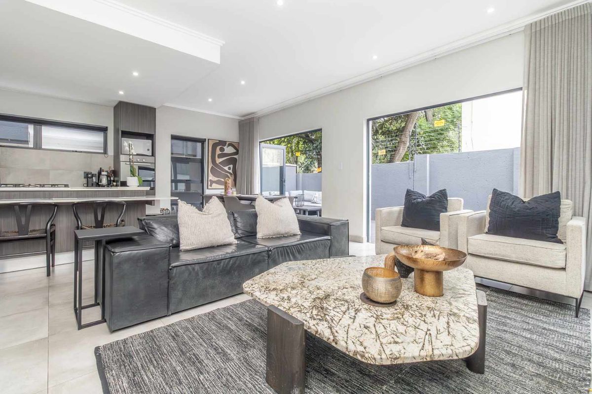 "Luxurious Modern Home with En-Suite Bedrooms and Balcony" - Photo 5