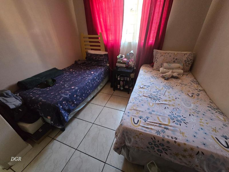 Charming 2-Bedroom Townhouse in Sought-After Diamant Park - Photo 10