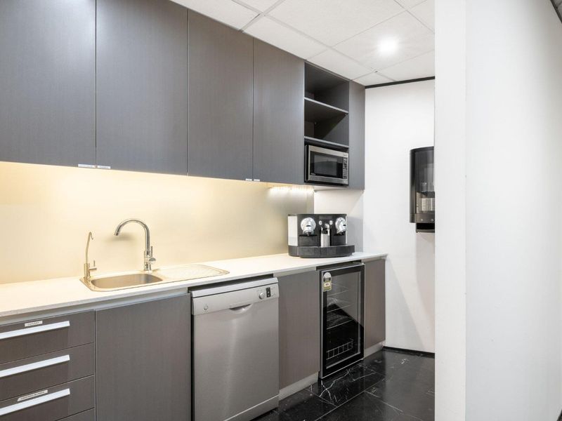 All-inclusive access to coworking space in Regus The Boardwalk. - Photo 5