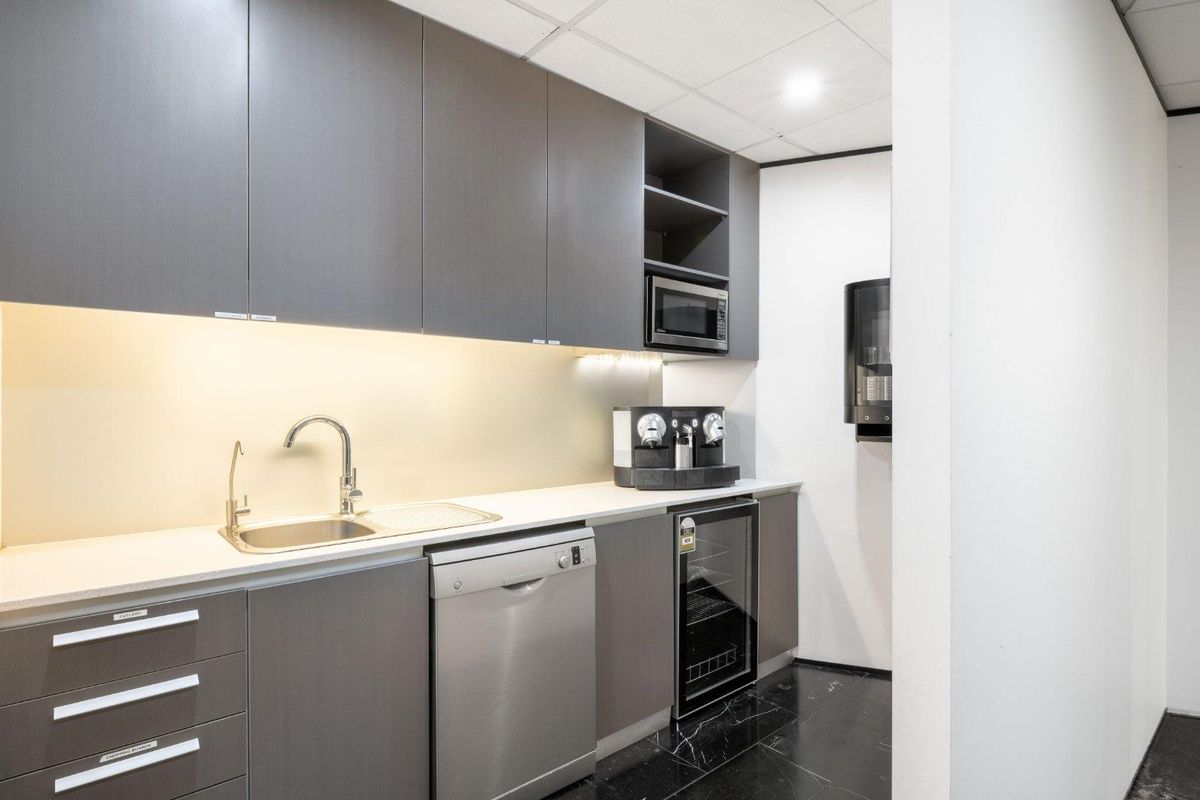 All-inclusive access to coworking space in Regus The Boardwalk. - Photo 5