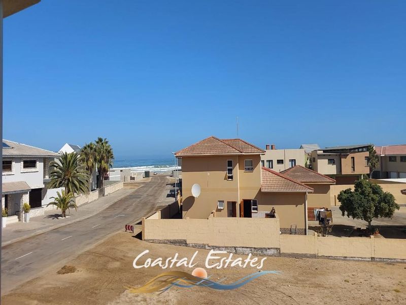 Luxurious 7-Bedroom Villa with Guesthouse Potential - Photo 2