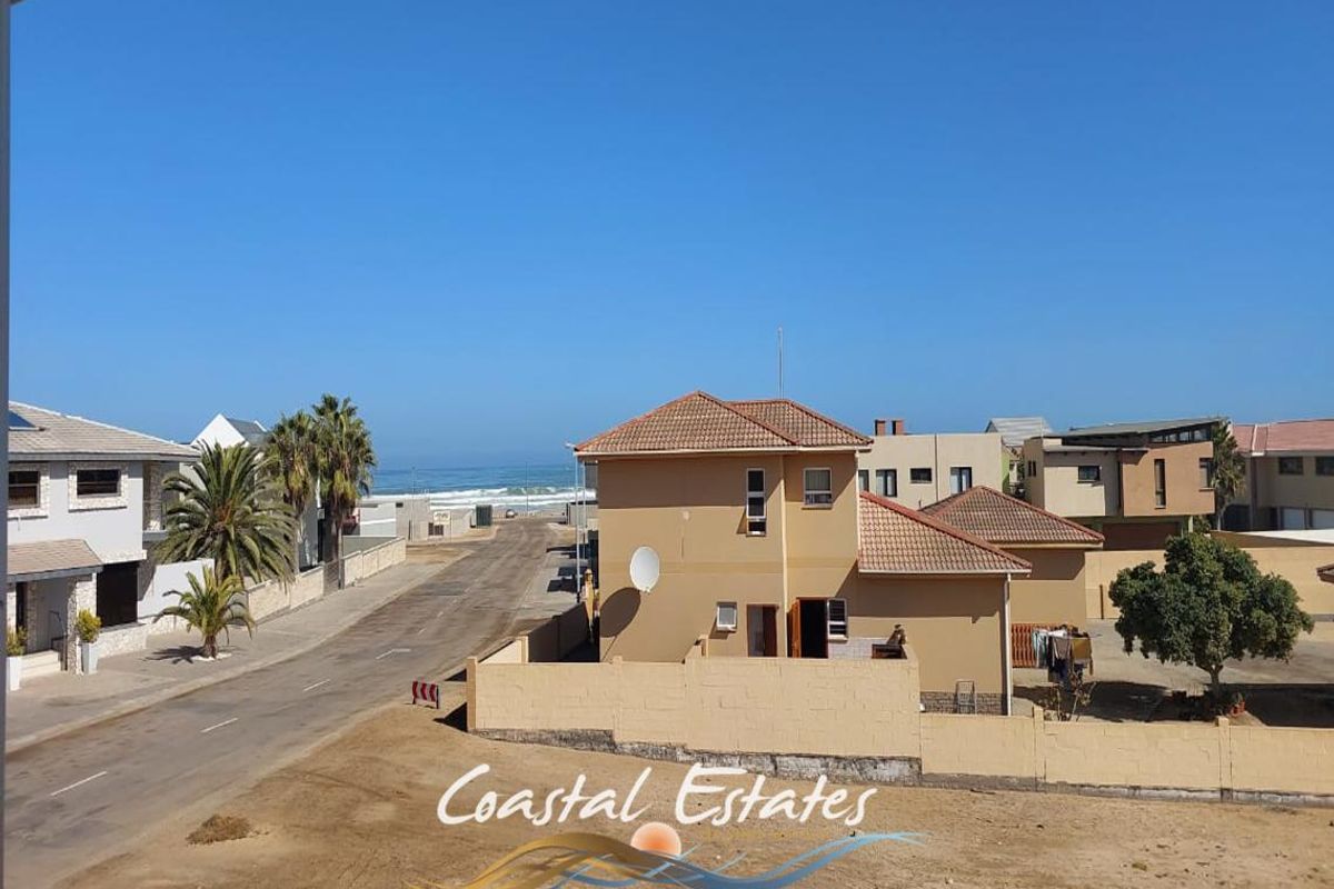 Luxurious 7-Bedroom Villa with Guesthouse Potential - Photo 2