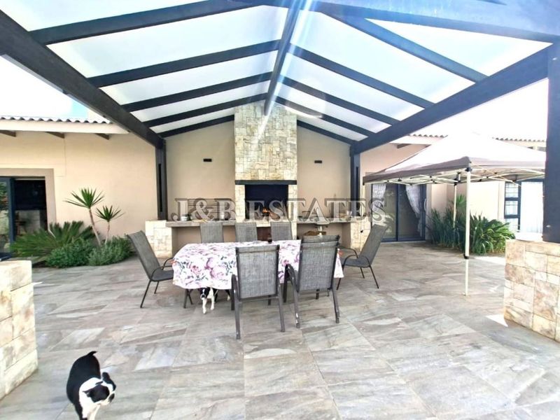 "Elegant Living: Where Comfort Meets Style!" - Photo 3