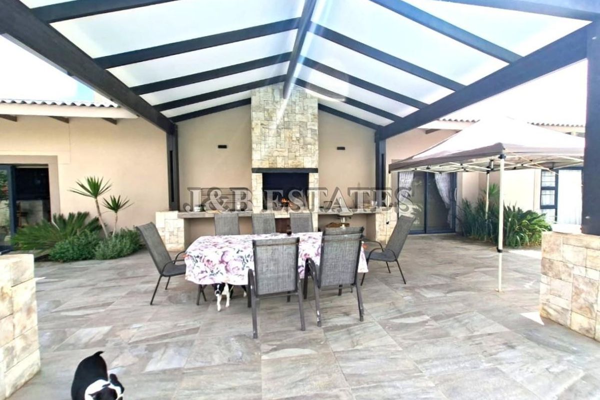 "Elegant Living: Where Comfort Meets Style!" - Photo 3