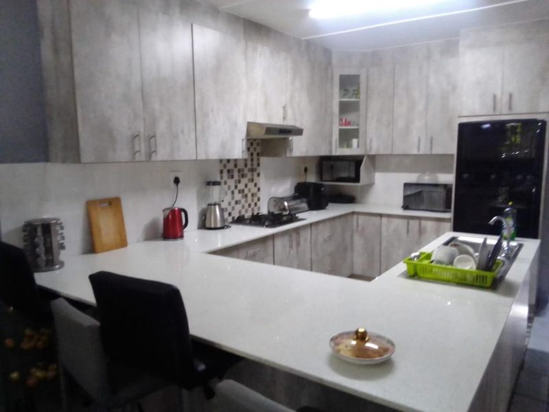 SPACIOUS, LOW-MAINTENANCE HOME WITH GRANNY FLAT IN A QUIET, FRIENDLY NEIGHBOURHOOD - Photo 10