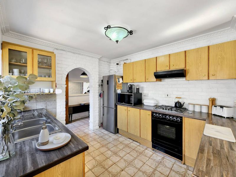 Spacious Family Home with Potential in Rondebosch East - Photo 4