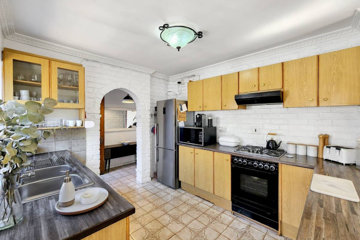 Spacious Family Home with Potential in Rondebosch East - Photo 4
