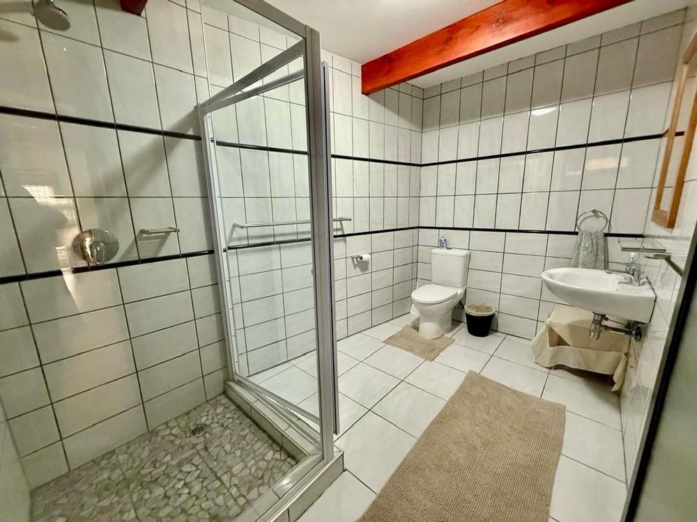 Bedroom 3, en-suite bathroom