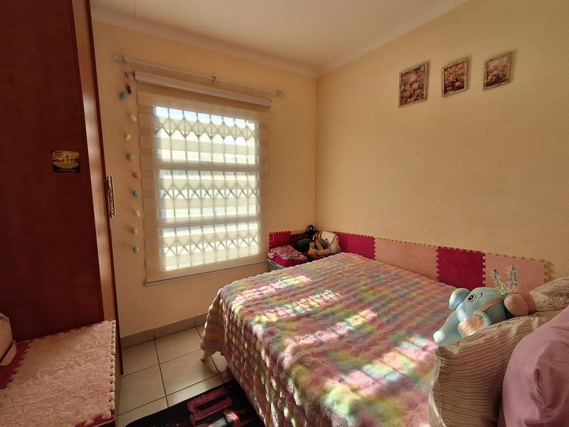 Modern 3-Bedroom Home with Double Garage, Open-Plan Living & Excellent Security - Photo 5