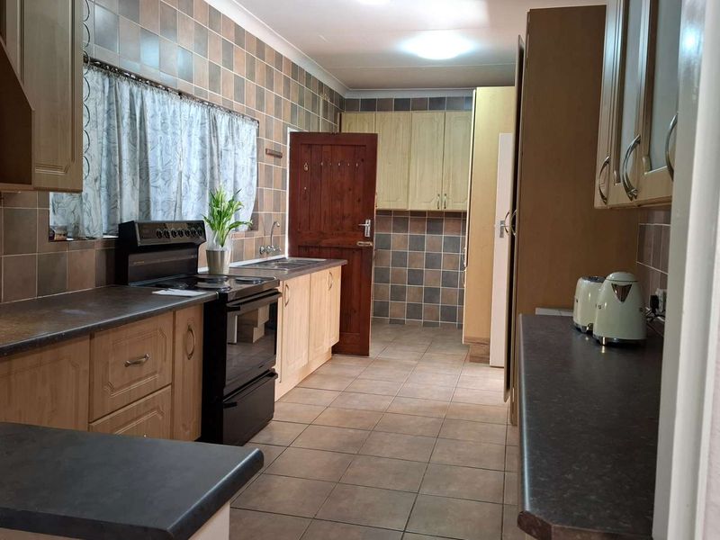 Charming 3 Bedroom Home with Awesome Amenities - Photo 4