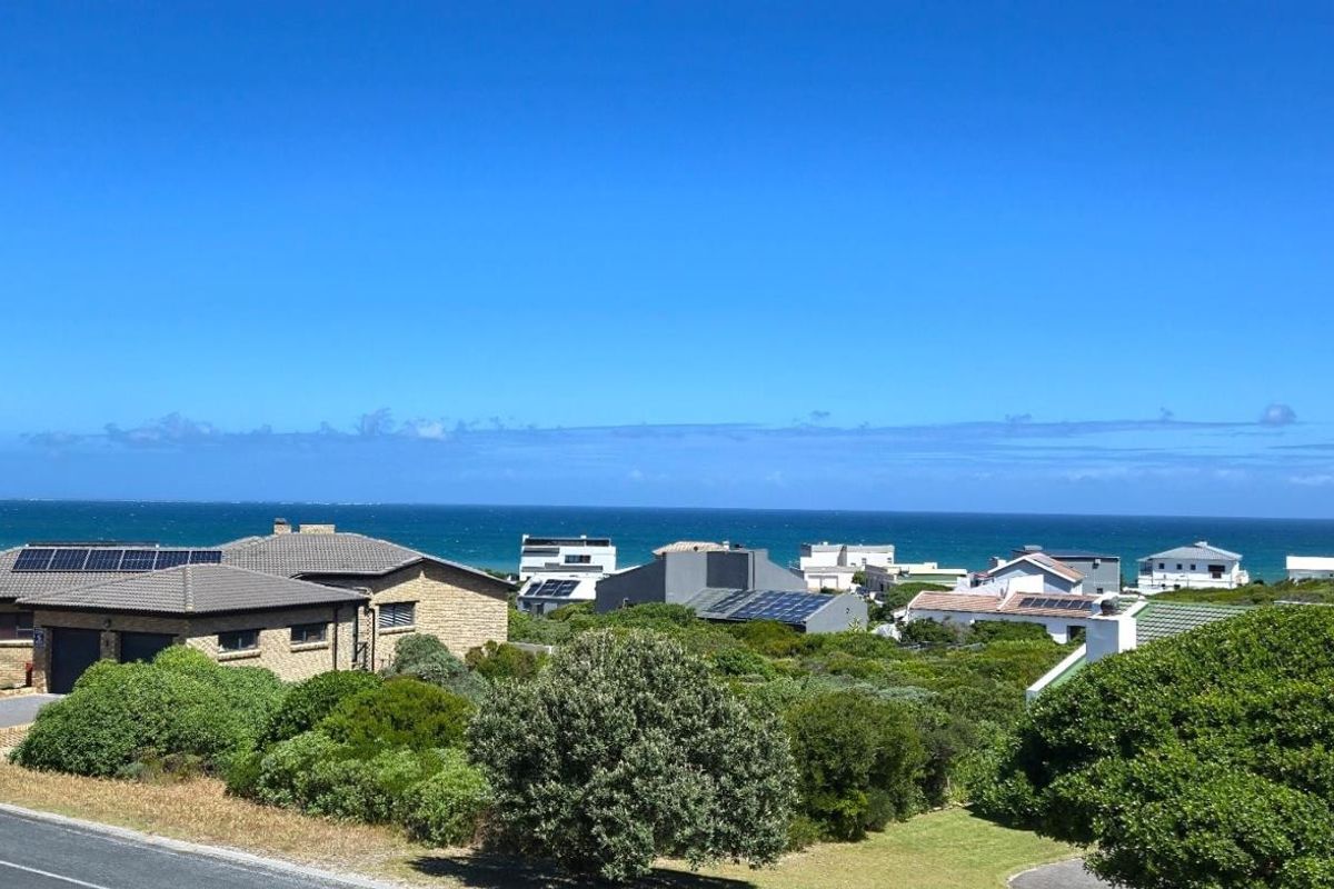 Spacious 5-Bedroom Family Home with Dual Living Options and Breath-taking Views – Klipfontein Estate, Kleinbaai - Photo 3