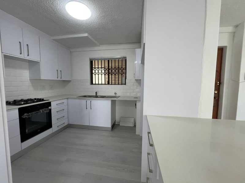 VIEWS and 2 Secure basement parkings!! - Photo 3