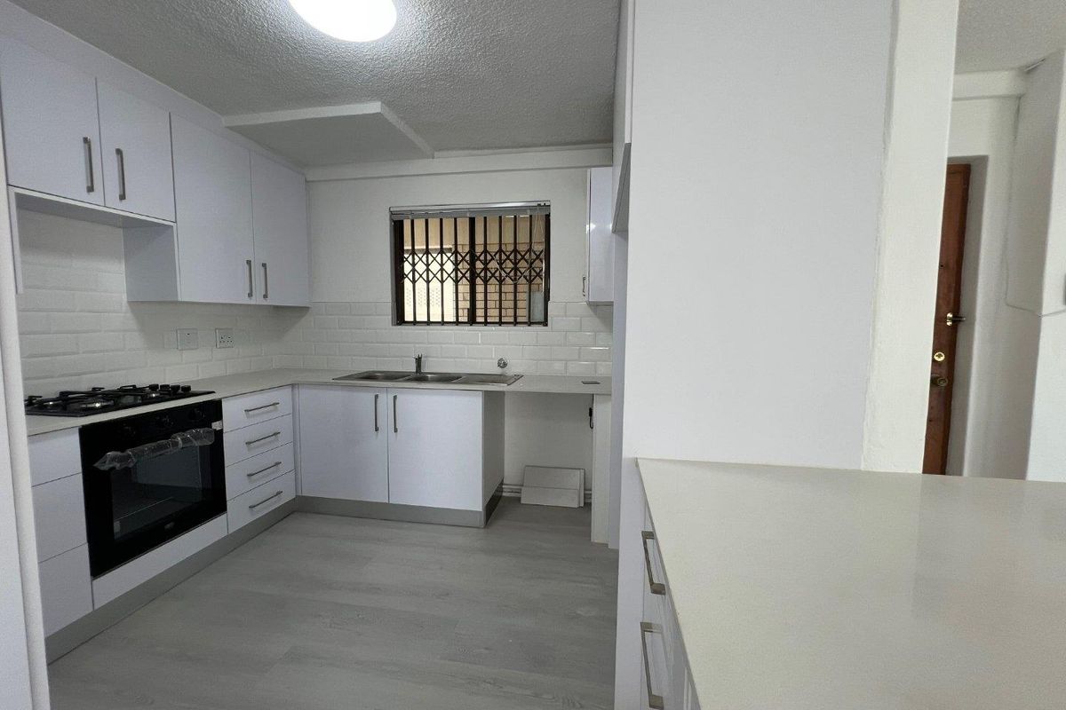 VIEWS and 2 Secure basement parkings!! - Photo 3