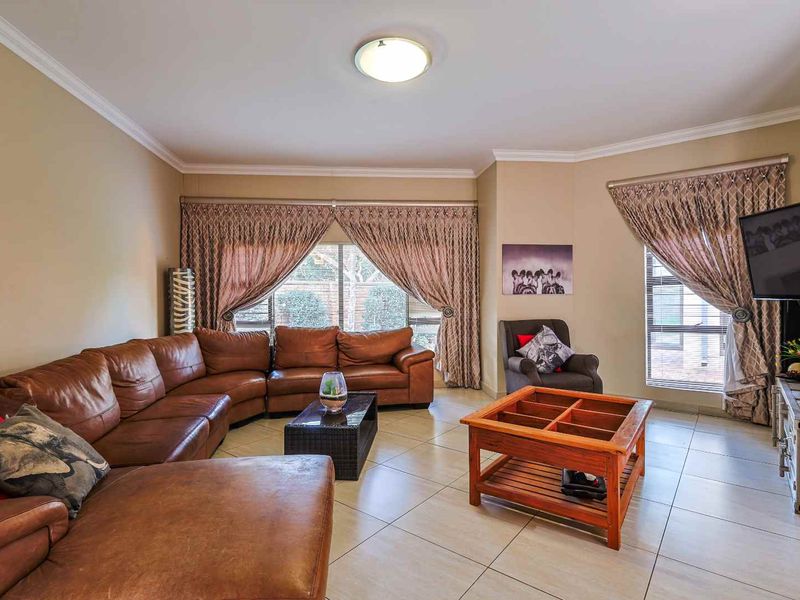 Modern Single-Storey Family Living with Indoor Braai & Flatlet in The Wilds Estate - Photo 7