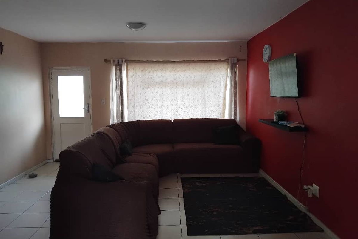 FOR SALE: 3 bedrooms apartment for sale in Koch Properties, CBD, Walvis Bay, Selling price N$1,100,000 cost excluded - Photo 3