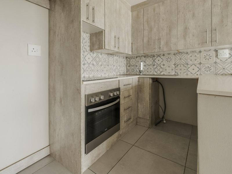 A stone throw away from UP and ease of access to the Gautrain, Tuks sports grounds and other amenities! - Photo 8