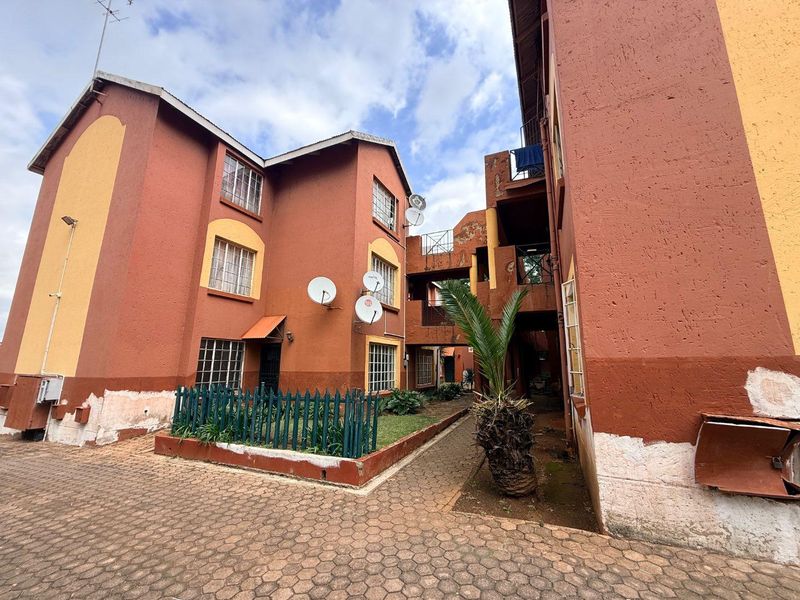 Charming 2BR Apartment: Secure, Spacious, and Central - Photo 2