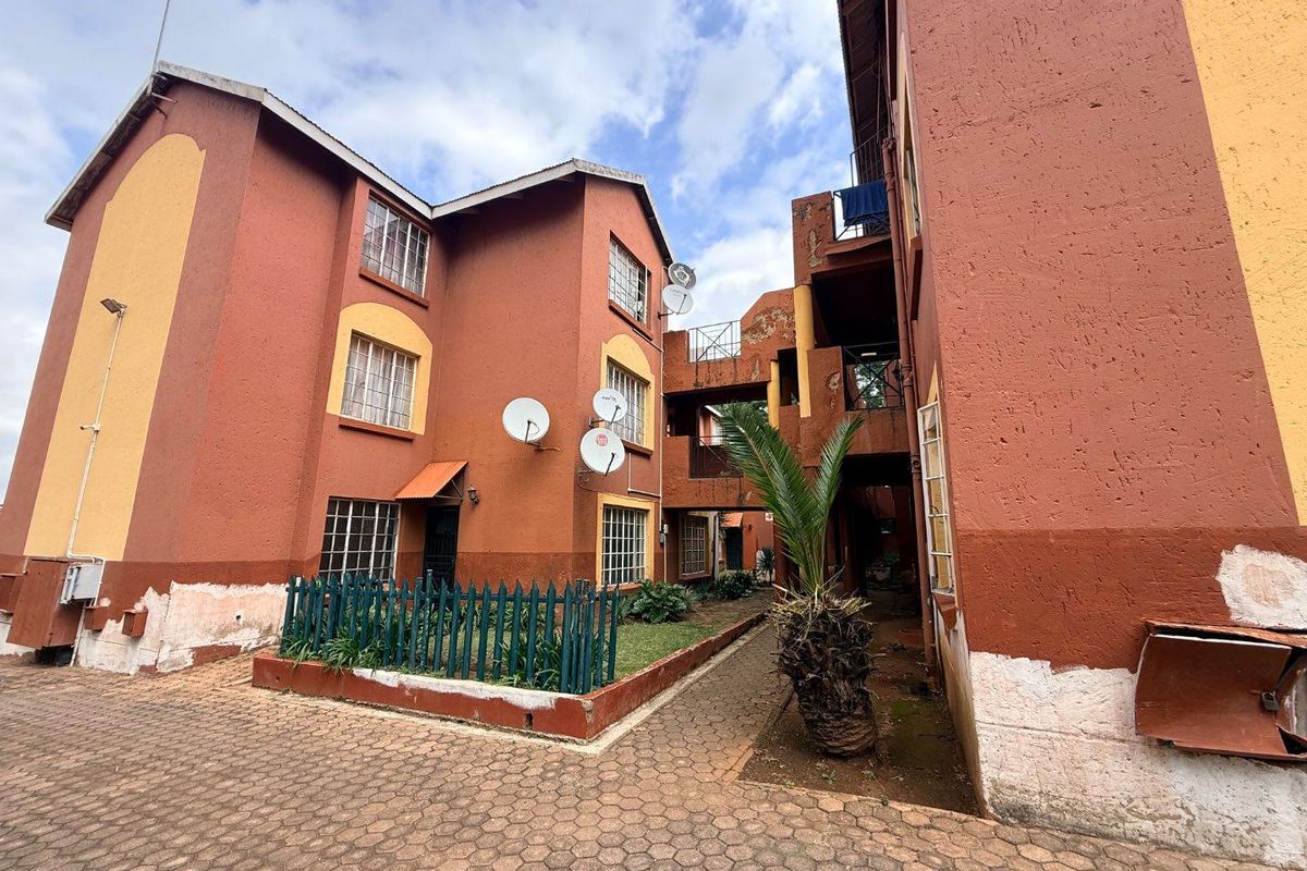 Charming 2BR Apartment: Secure, Spacious, and Central - Photo 2