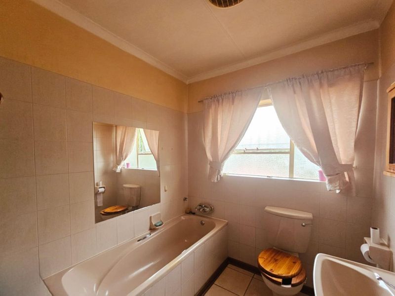 Double-Storey Delight with Pool & Perfect for Parties! - Photo 10