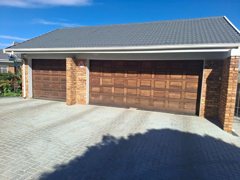 A spacious family home. A fully self-contained flatlet. Three garages. A massive workshop. - Photo 2