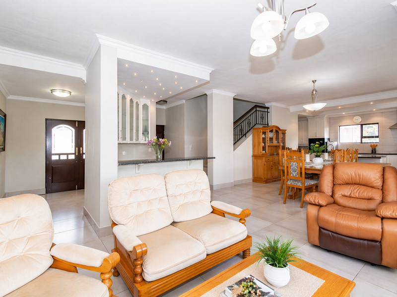 Upmarket secure Duplex Townhouse with Scenic Views & Exceptional Flow - Photo 4