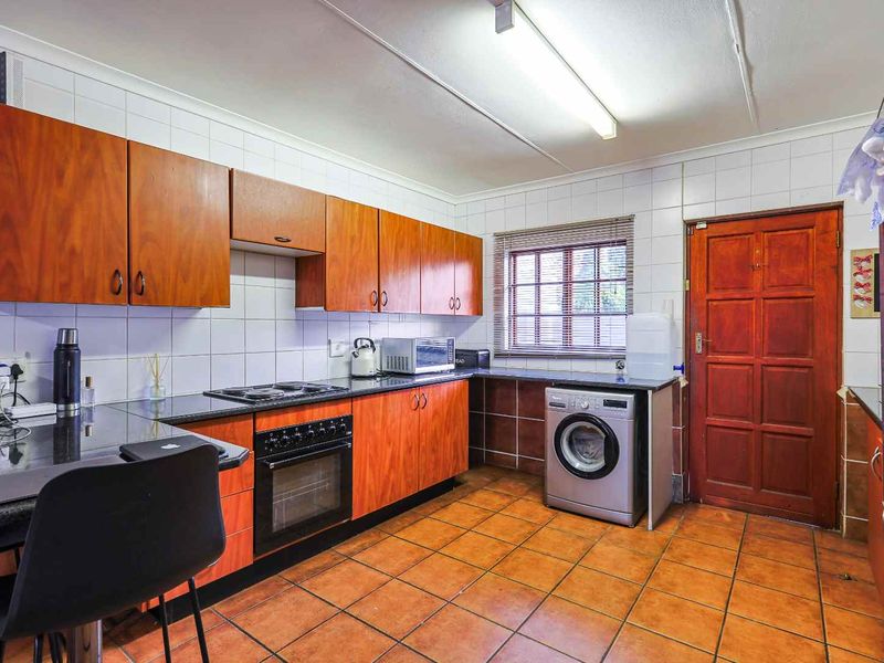 Charming 2 Bedroom Townhouse with Private Garden - Photo 8