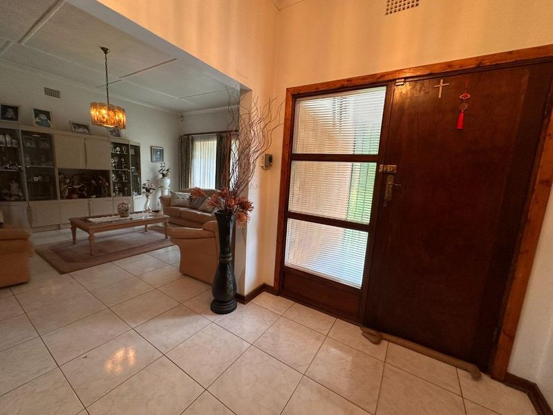 Spacious Family Home on a 1 685m2 Stand – Walking Distance from Florida Hoërskool - Photo 8