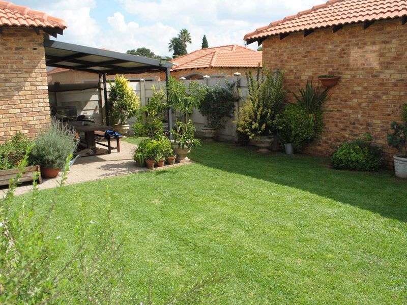 Feast your eyes on this spaciouys modern lovely 3 Bedroom Facebrick Townhouse - Photo 3