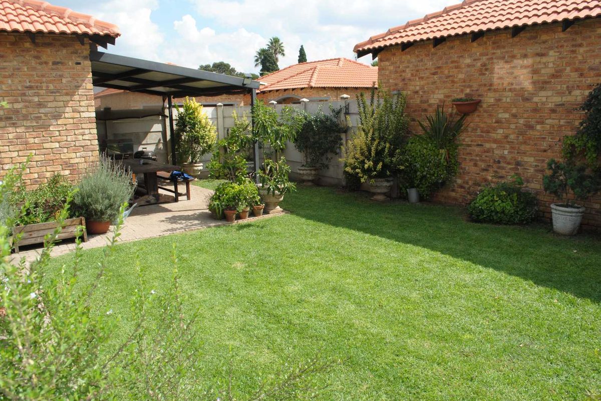 Feast your eyes on this spaciouys modern lovely 3 Bedroom Facebrick Townhouse - Photo 3