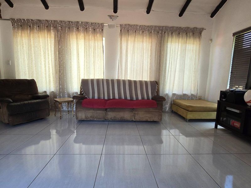 4 Bedroom House for sale in Verwoerdpark - Photo 9