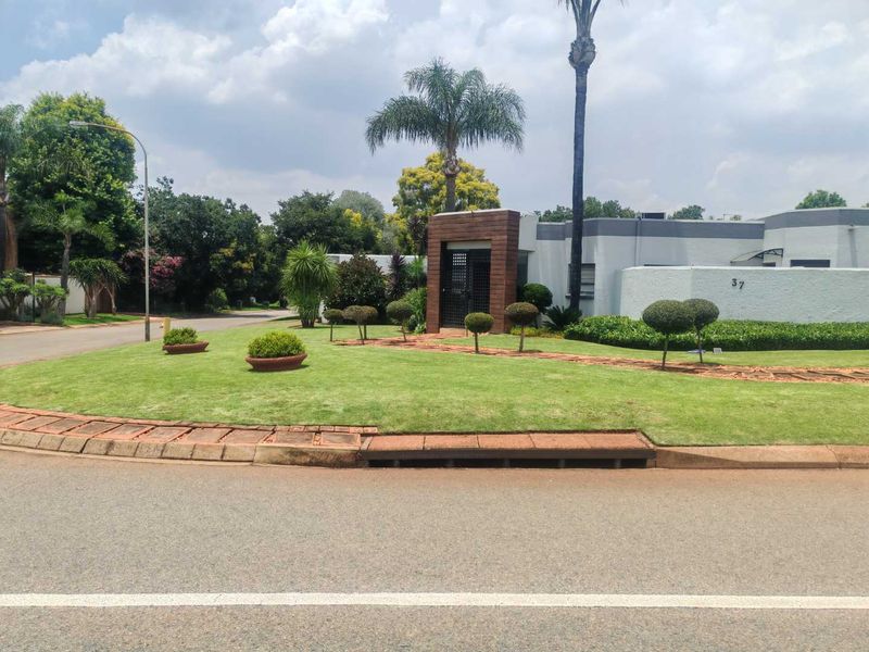 EXCLUSIVE MANDATE - BEAUTIFUL HOUSE IN VERY POPULAR AREA- ENTERTAINERS DREAM - Photo 4