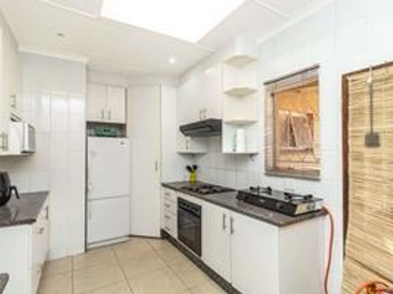 Spacious family home well located in Constantiakloof - Photo 5