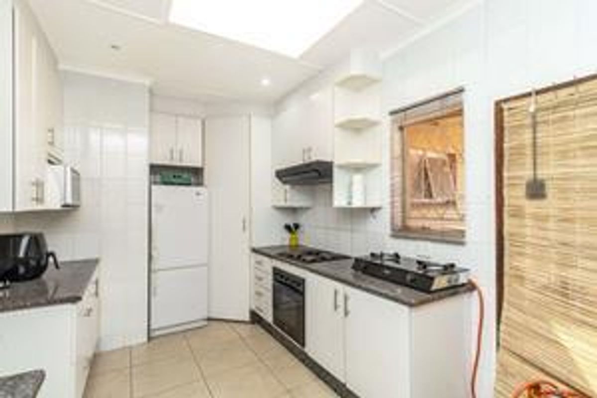 Spacious family home well located in Constantiakloof - Photo 5