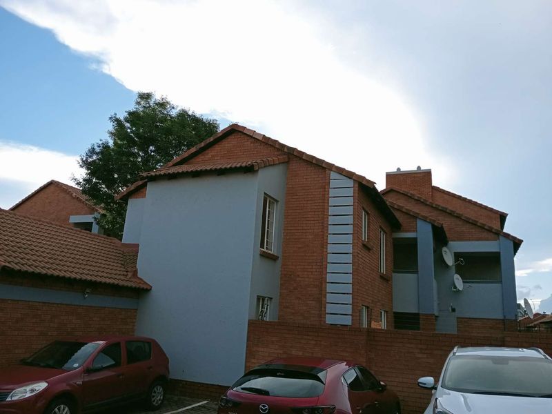 Spacious Top Unit To Rent. Available 1 August 2026 - Photo 7