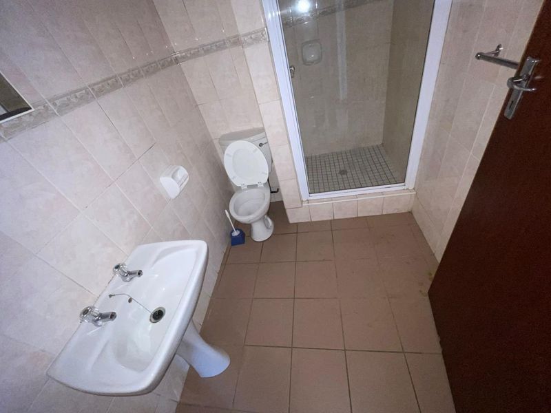 Charming Two-Bedroom Apartment *TO SHARE* Near the University - Photo 8