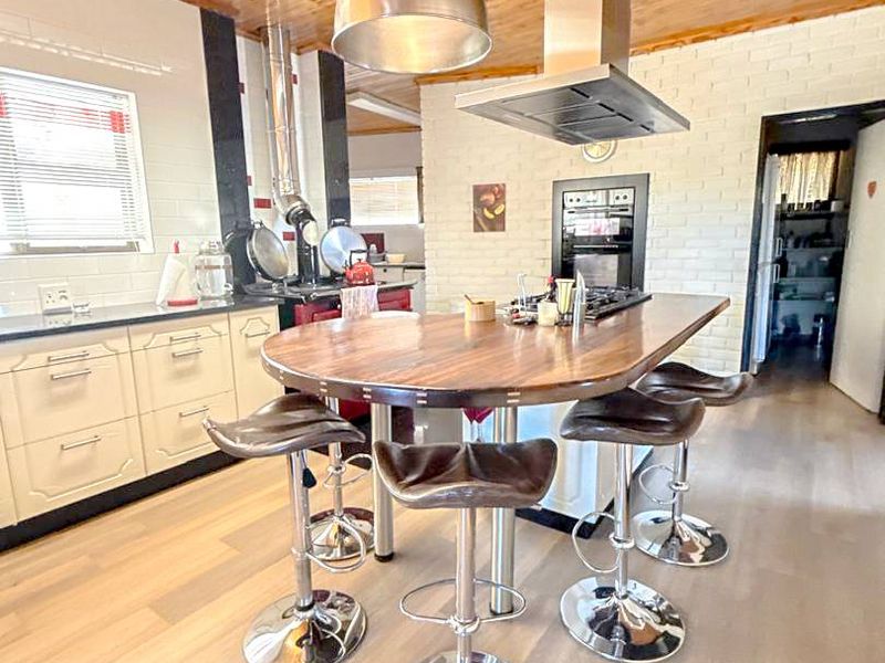 Grand Home For Sale in Klein Windhoek, Windhoek - Photo 6