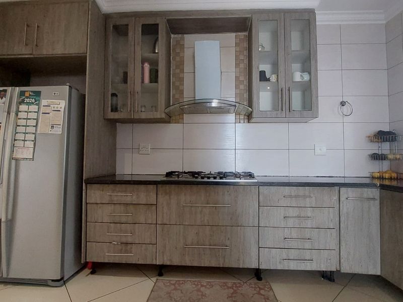 Perfect Family Home: Spacious, Secure, and Close to Amenities - Photo 9