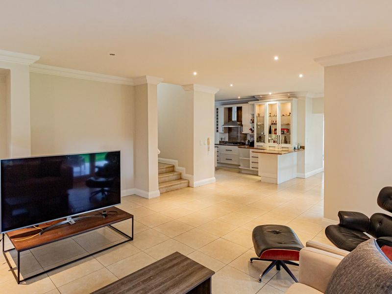 Effortless Luxury Living in Exclusive Estate in Bryanston - Photo 8