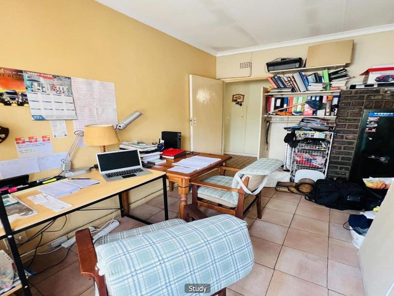 Family Home with Expansive Stand - Photo 10