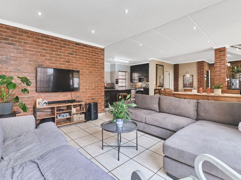 Spacious Open Plan Living for the Decerning Young Executive - Photo 3