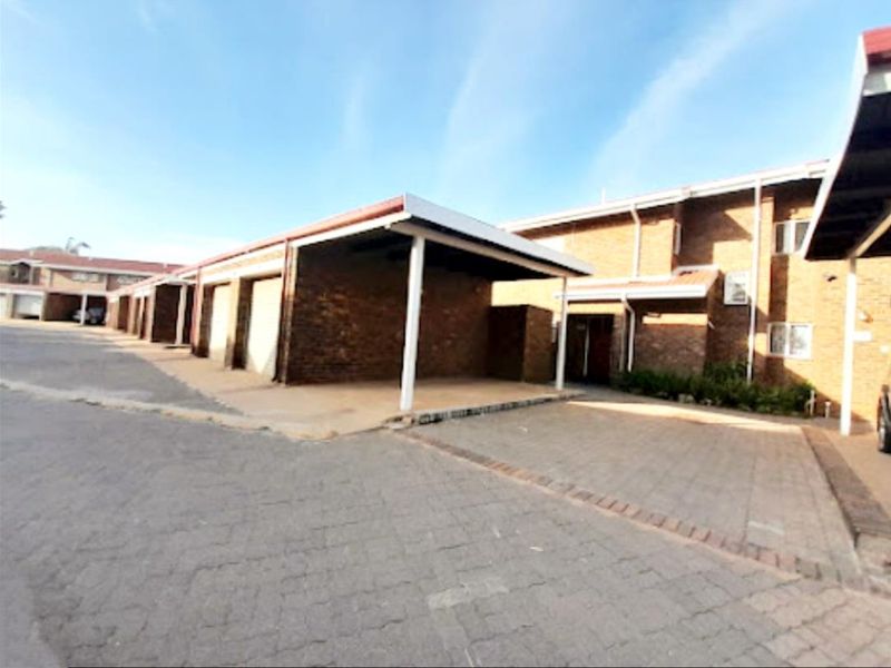 Stunning home near the OR International Airport - Photo 2