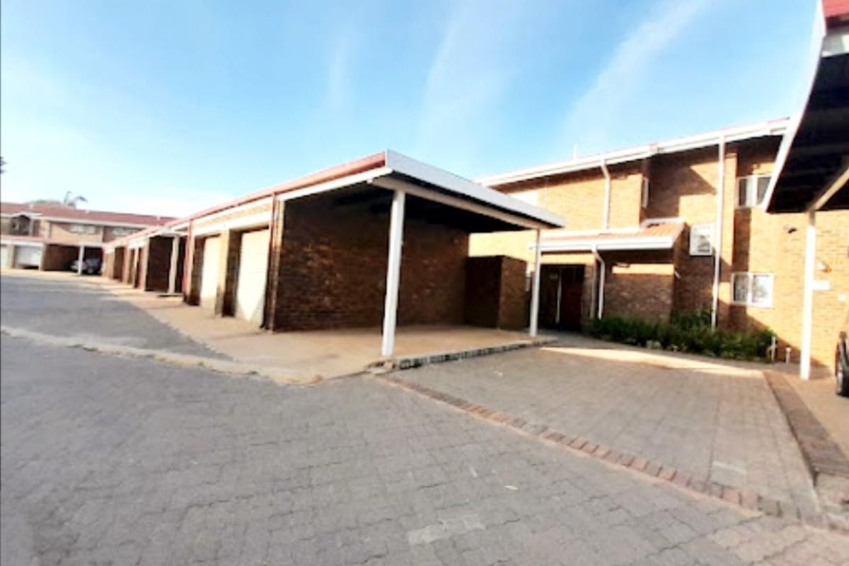 Stunning home near the OR International Airport - Photo 2