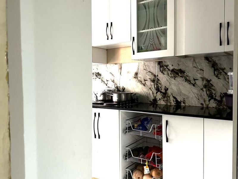 Spacious Family Home with Granny Flat & Staff Accommodation - Photo 7