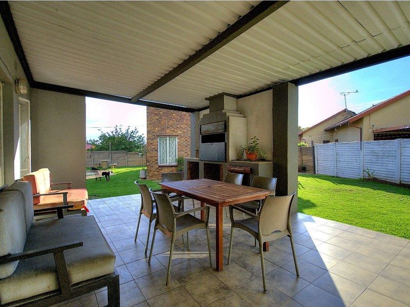 Giant family home with 2 bed- 2 bath cottage! - Photo 7