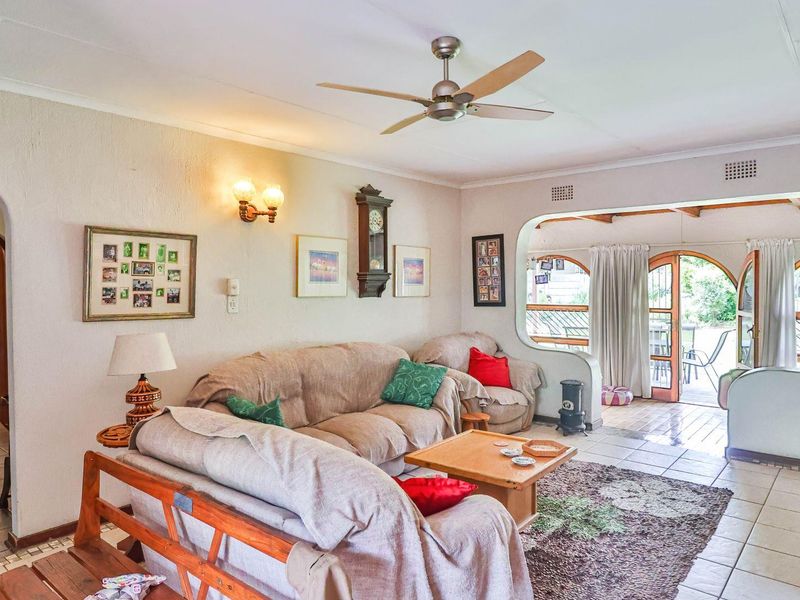 3 Bedroom Home with 2 Cottages - Photo 4