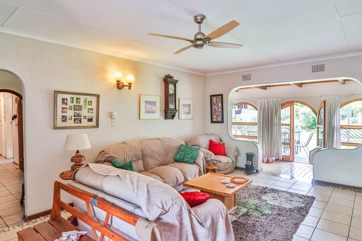 3 Bedroom Home with 2 Cottages - Photo 4
