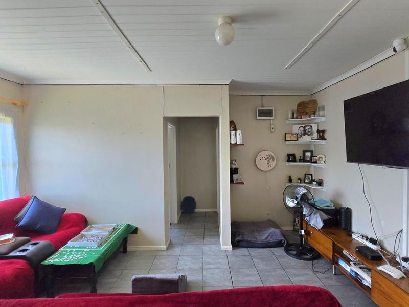 Charming 3-Bedroom House with Expansive Braai Area and Secure Living! Gansbaai CBD - Photo 9