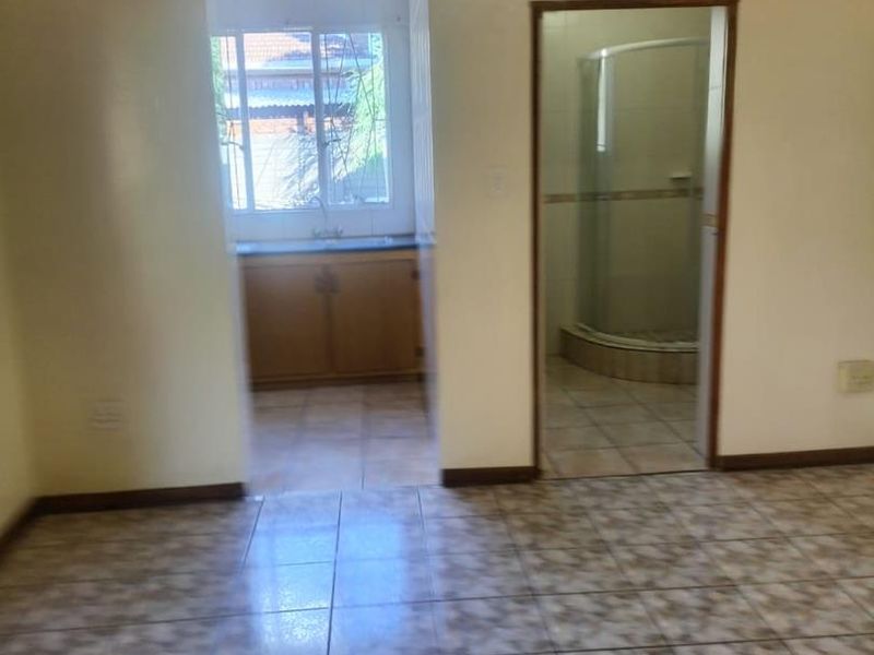 Charming Bachelor's Flat with Inclusive Utilities and Covered Parking - Photo 4